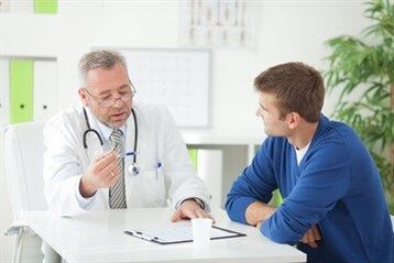 Urologs konsultē pacientu ar hronisku prostatītu