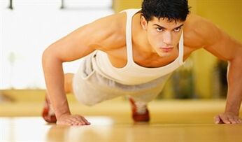 Vīrietis, kurš veic vingrošanu ar hronisku prostatītu